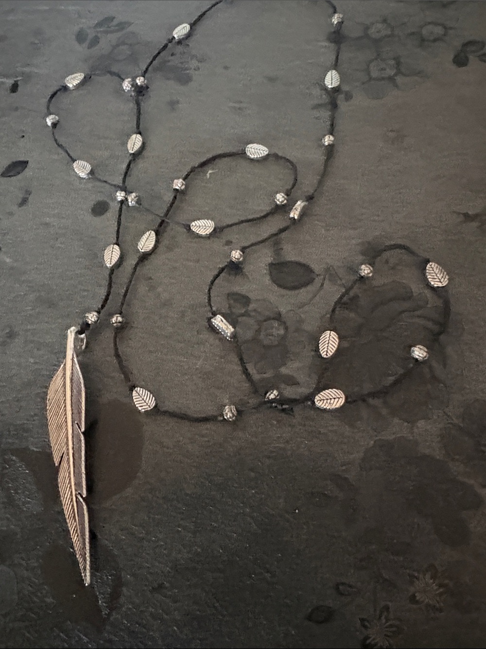 VINTAGE BOHO STYLE LEAF PENDENT LEAf ACCENTS ON BLACK CORDED LARIAT 63" NECKLACE - Picture 1 of 9